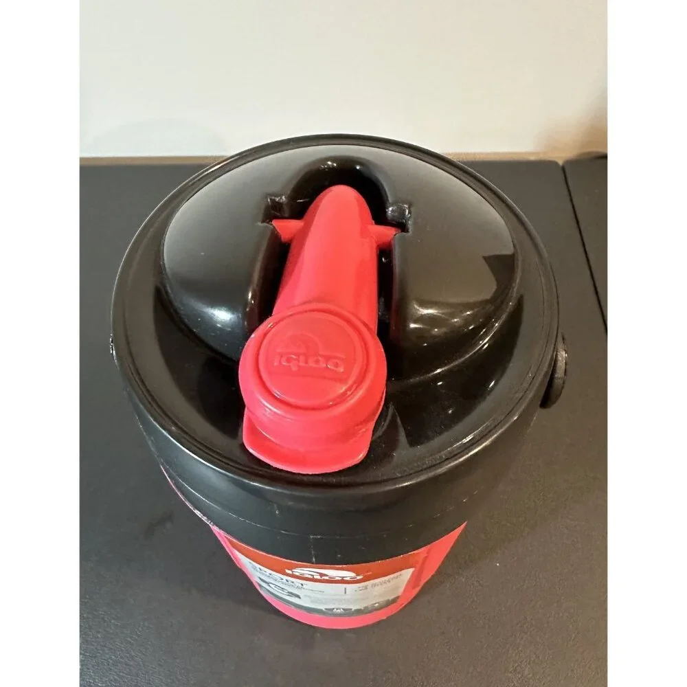 New Igloo Sport Beverage Cooler 1/2‎ Gallon Capacity With Hooks- Pink - Picture 6 of 9